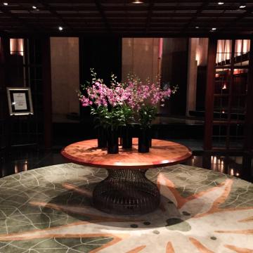 Les fleurs sont à l’honneur de la décoration de l’hôtel | © Yonder.fr