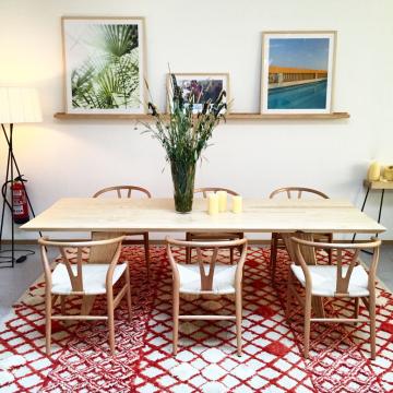 L’une des tables où l’on pourra au choix petit-déjeuner, travailler ou prendre un café dans l’espace commun | © Yonder.fr