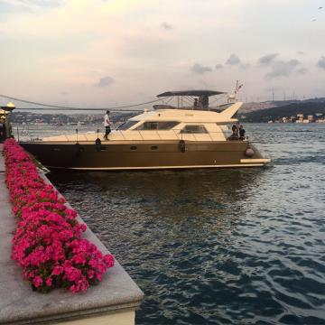 Bateau s'amarrant au quai privé de l'hôtel, une scène typique au Four Seasons Bosphorus © Yonder.fr