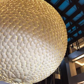 Suspendu dans le lobby, un lustre magistral de 3 500 pétales d’aluminium laqué ivoire surprend | © Yonder.fr