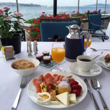 Petit-déjeuner au bord de l'eau © Yonder.fr