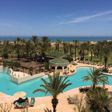 Vue piscine et mer depuis la chambre 343 | © Yonder.fr