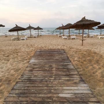 La plage privée de l’hôtel, au coucher de soleil | © Yonder.fr