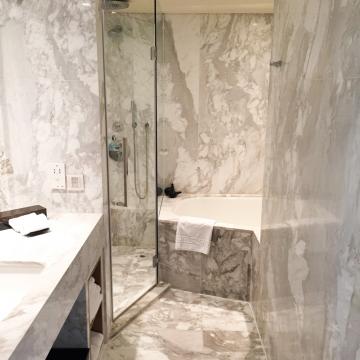 Salle de bain en marbre d’une Bay Suite | © Yonder.fr