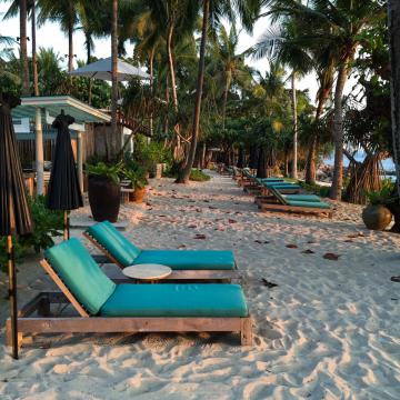 La plage privée de l’hôtel a su conserver une atmosphère authentique, loin de toute ostentation | © Yonder.fr