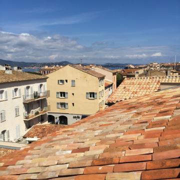 Les toits tropéziens vus depuis le rooftop de l'hôtel | © Yonder.fr