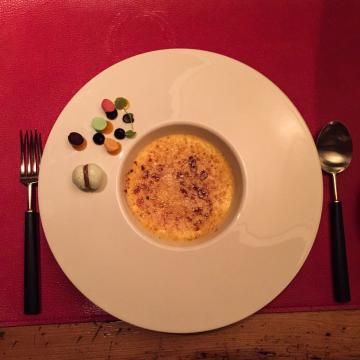 Des desserts de classe mondiale sont servis dans tous les restaurants de l’hôtel, comme ici au Swiss Stübli (crème brûlée au yuzu) | © Yonder.fr