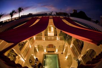 Le riad et sa piscine vus depuis le toit| © AnaYela