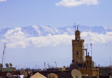 Vues sur les montagnes enneigées du Haut-Atlas depuis le rooftop d’AnaYela | © AnaYela