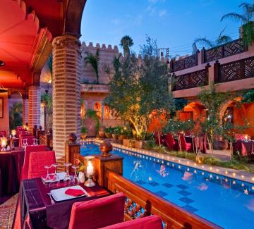 Le restaurant Les Trois Saveurs, au bord de la piscine| © La Maison Arabe
