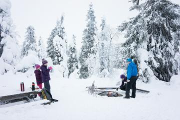 Parc du Riisisunturi. Une famille prend une collation à côté d'un petit refuge à l'intérieur du parc.