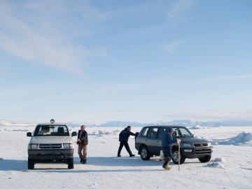 Les pensionnaires de la maison de retraite de Qaanaaq sont venus faire une pause café au bord de la banquise dans ces 4x4.