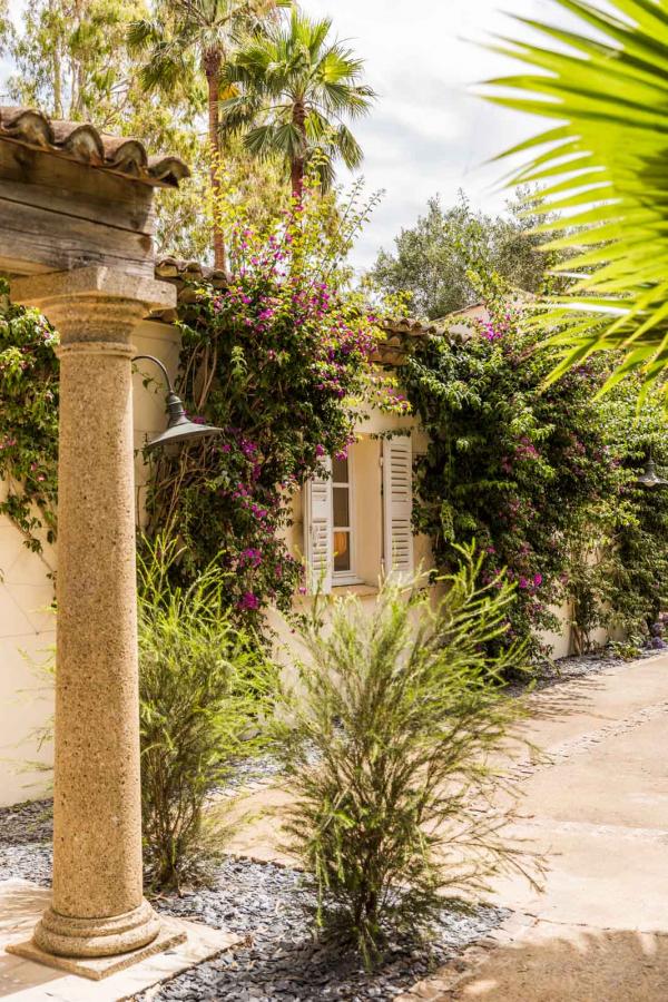 La Tartane s'ouvre sur jardin planté luxuriant 