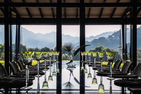 La salle à manger offre une vue magique sur les plantations sans fin de thé, de l’aube au crépuscule, tandis que le salon de thé offre une vue panoramique donnant sur la cime des arbres.