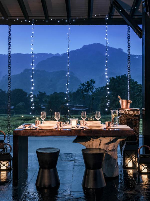 La salle à manger offre une vue magique sur les plantations sans fin de thé, de l’aube au crépuscule, tandis que le salon de thé offre une vue panoramique donnant sur la cime des arbres.