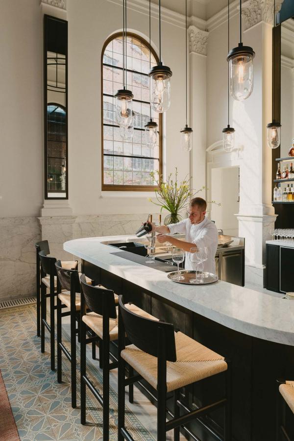 La lumière est abondante grâce aux vastes fenêtres et au haut plafond du bar. 