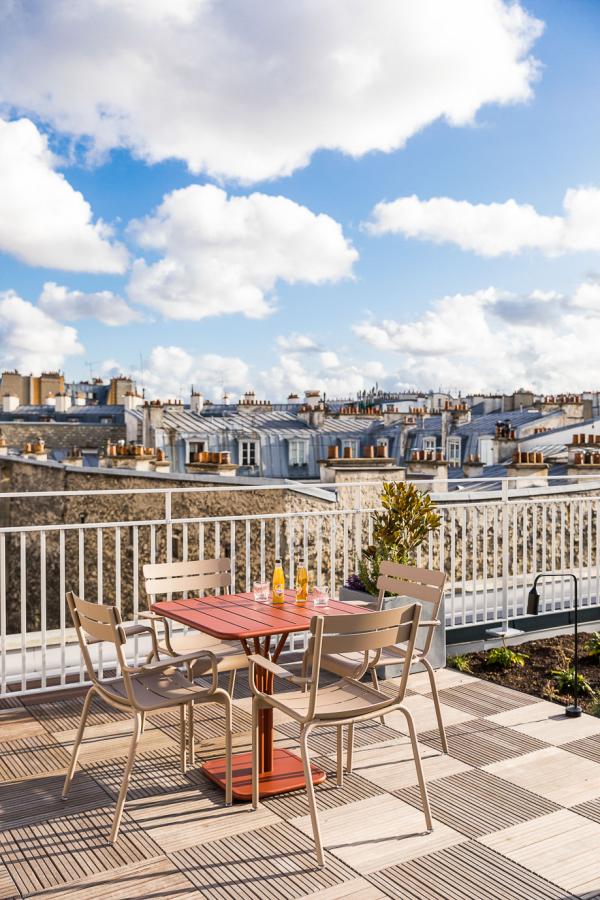 La cour et le rooftop sont ouverts aux non-guest pour un moment de détente © Romain Ricard