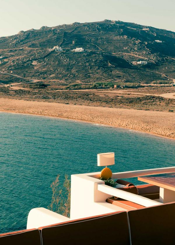 Au Ftelia Beach club, l’architecte Fabricio Casiraghi reprend les codes des resorts italien et sur la Côte d’Azur des années 60 et 70.