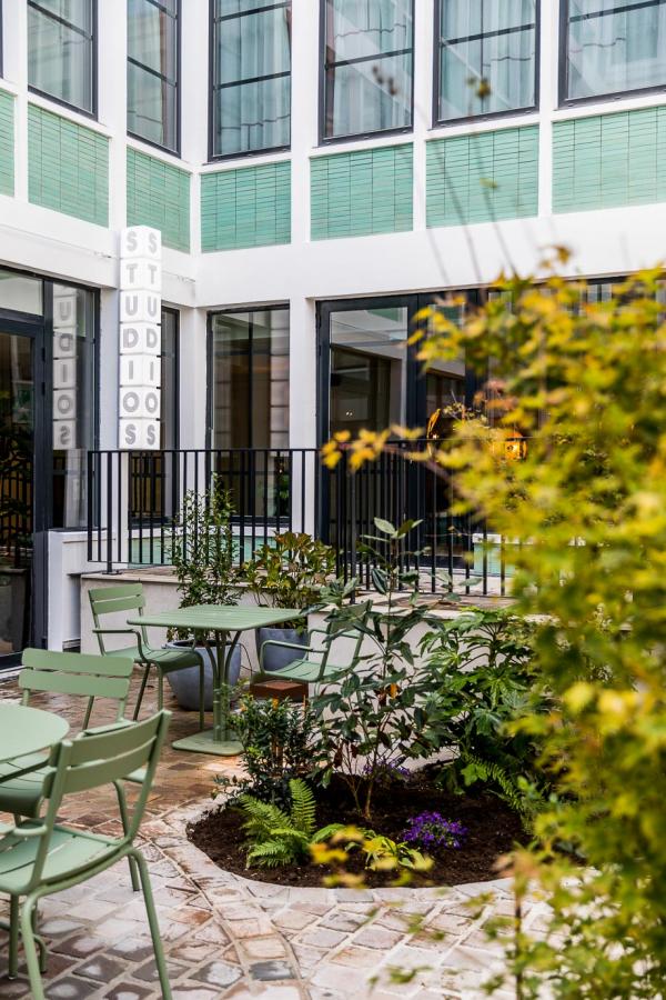 La cour et le rooftop sont ouverts aux non-guest pour un moment de détente © Romain Ricard