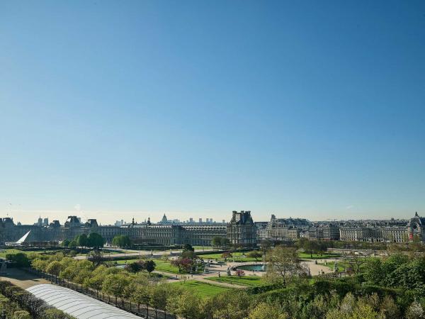 Le Meurice Paris - Chambre Executive 605 vue Jardin - Vue du balcon © DR