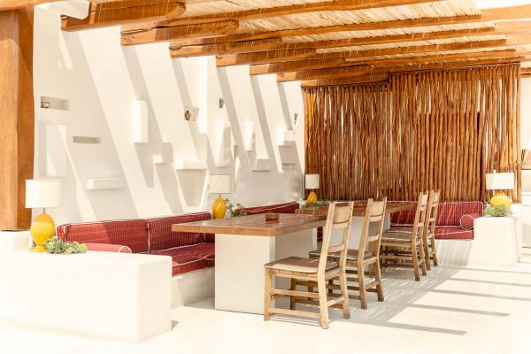 Au Ftelia Beach club, l’architecte Fabricio Casiraghi reprend les codes des resorts italien et sur la Côte d’Azur des années 60 et 70.