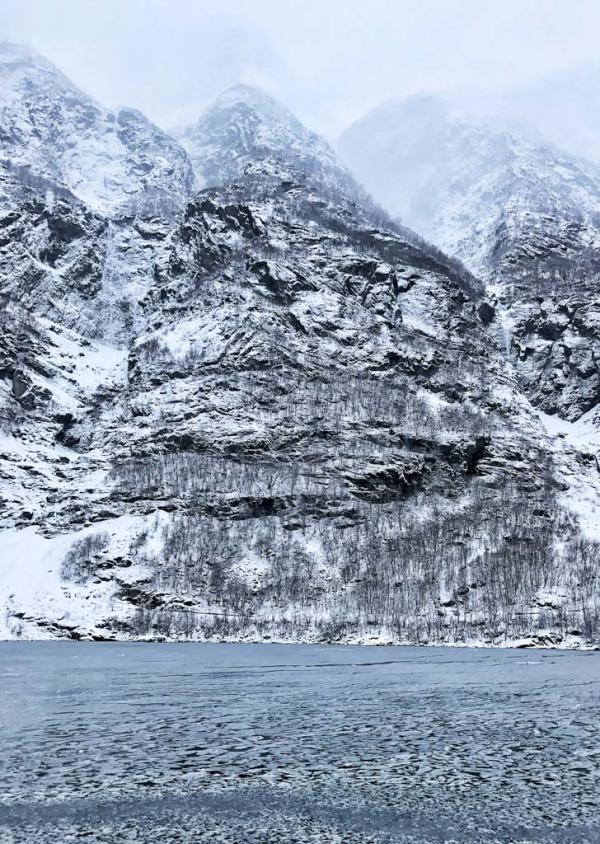 Navigation sur le Nærøyfjord, dont la surface est glacée, entre Gudvanger et Flåm © YONDER.fr