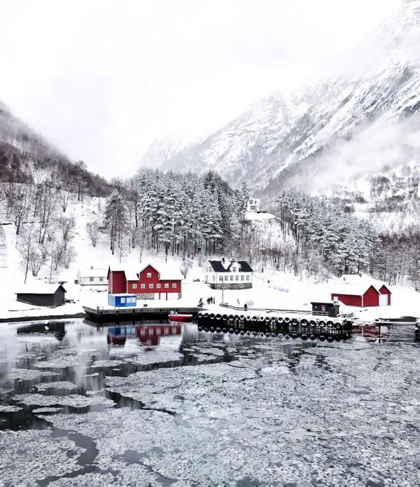 Le village de Dyrdal vu depuis le bateau, sur les rives du Nærøyfjord © YONDER.fr