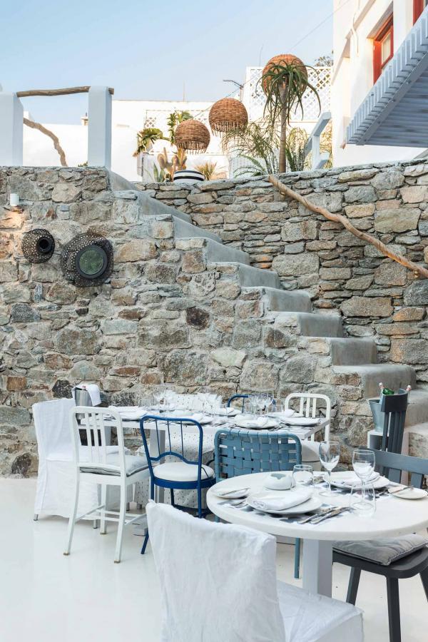 La cuisine méditerranéenne de très haute qualité est à l'honneur au restaurant Interni, au milieu du village de Mykonos.