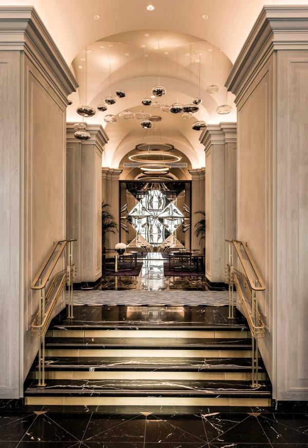 Le lobby mélange les influences historiques de la période Art Déco avec des touches contemporaines. 