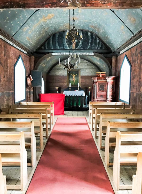 À l'intérieur de la minuscule église en bois du XIIème siècle d'Undredal © YONDER.fr