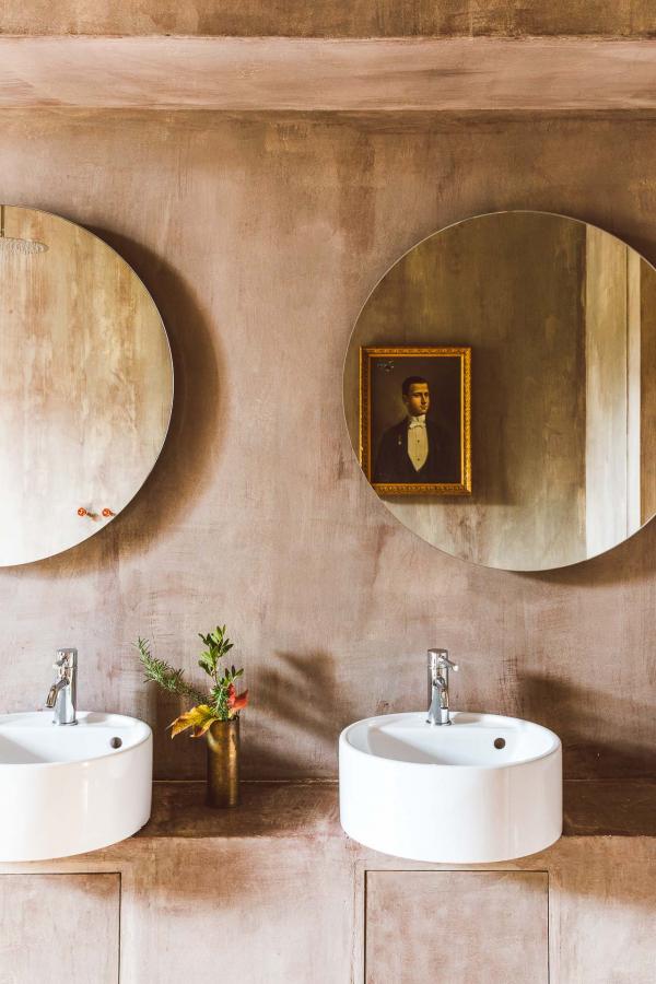 La salle de bain est une installation artistique, avec sa douche pluie de six mètres de hauteur, et bassin signé Andrea Sala.