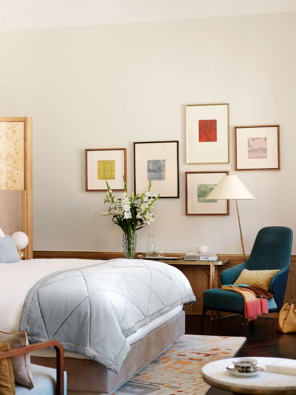 Les Deluxe Room de 45 mètres carrés meublées avec goût par du mobilier fait à la main.