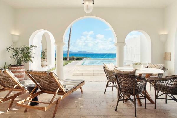 Chaque villa privée possède sa terrasse et sa propre piscine, pour profiter du soleil en toute sérénité. 