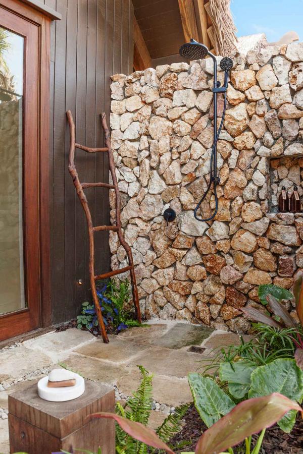 La douche extérieure, pour jouer à Robinson dans son jardin.