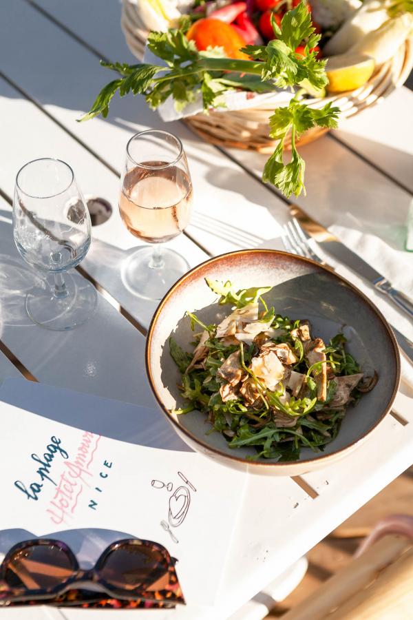 Hôtel Amour Nice — Le menu propose des plats locaux aux couleurs du sud et des spécialités niçoises. © DR