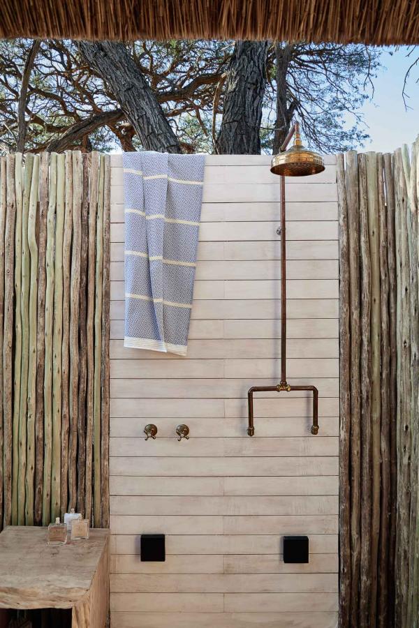 Dotées d’un lit à baldaquin, d’un bureau et d’une élégante salle de bain, les chambres arborent d’éclatantes couleurs, contrastant avec la savane.