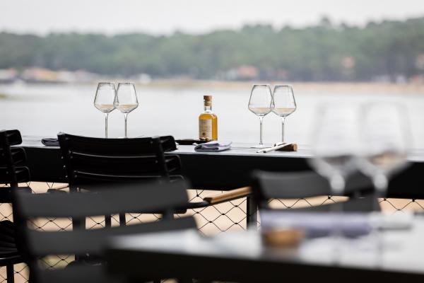 Vue imprenable sur le lac et fraicheur depuis la terrasse du restaurant