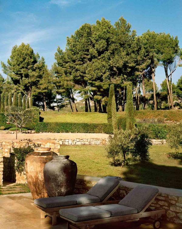 Bastide de Fléchon - transat au bord de la piscine © Alexis Armanet