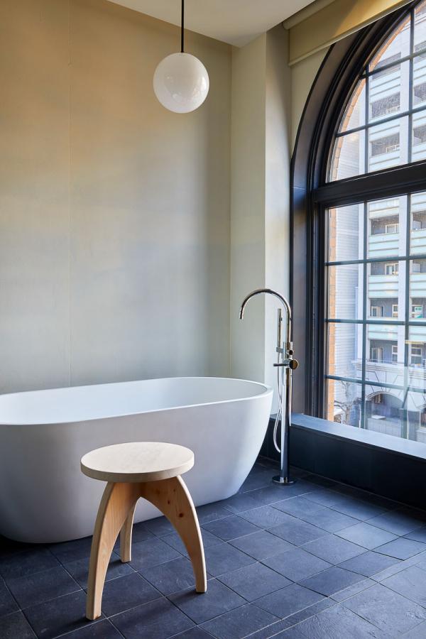 Ace Hotel Kyoto - Salle de bain d'une chambre 'Historic' © Yoshihiro Makino