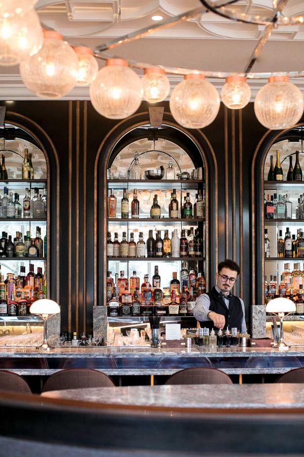 Le bar propose les grands classiques des cocktails ainsi que différents champagnes et whisky.