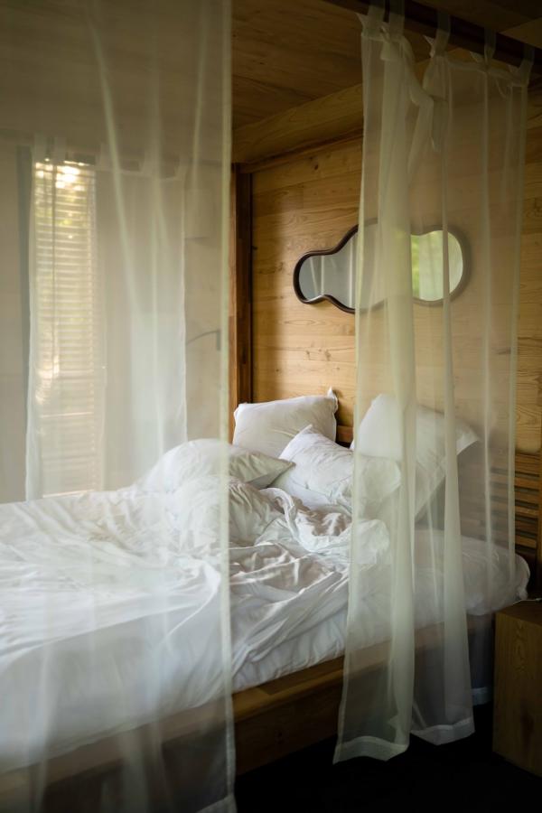 Voilages, bois blond et lumière filtrée : on se réveille au chant des oiseaux © Géraldine Martens / Loire Valley Lodges Voilages, bois blond et lumière filtrée : on se réveille au chant des oiseaux © Géraldine Martens / Loire Valley Lodges