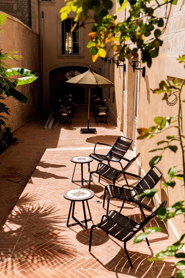 Le patio-jardin de l'hôtel de Normandie © La Particulière