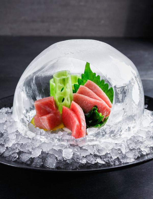 Sushis présentés dans un globe de glace à IZAKAYA Asian Kitchen & Bar © Dan Perez