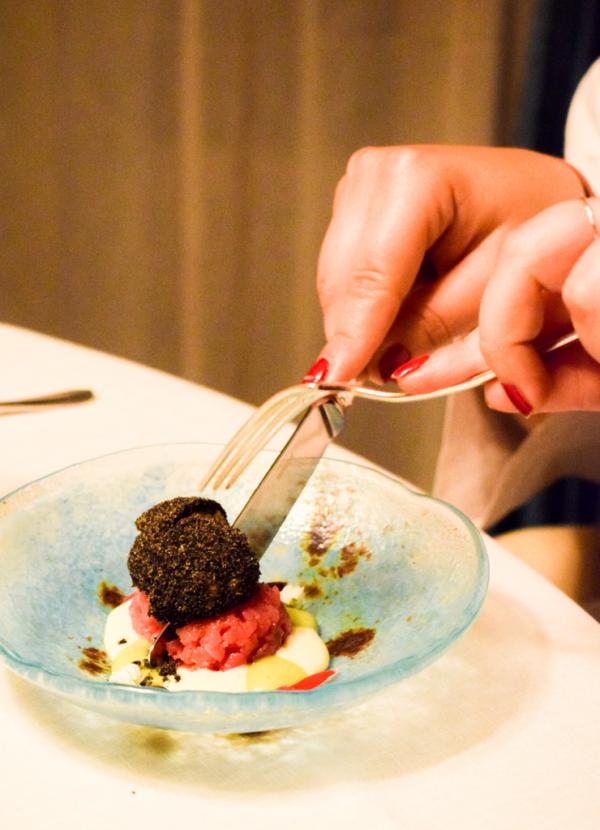 Cette fausse truffe imaginée par Ciccio Sultano contient une vraie crème de Carbonara. En-dessous, un tartare de veau issu de l'une meilleures fermes bovines siciliennes © Yonder.fr