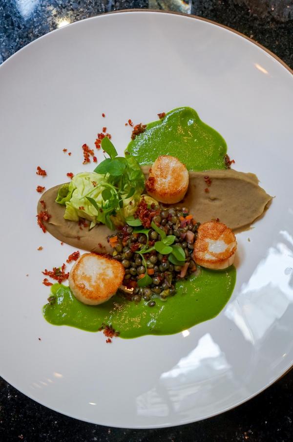 Noix de Saint-Jacques, rôties au beurre, lentilles vertes du Puy au lard fumé, crème de laitue infusée à l’estragon © YONDER.fr