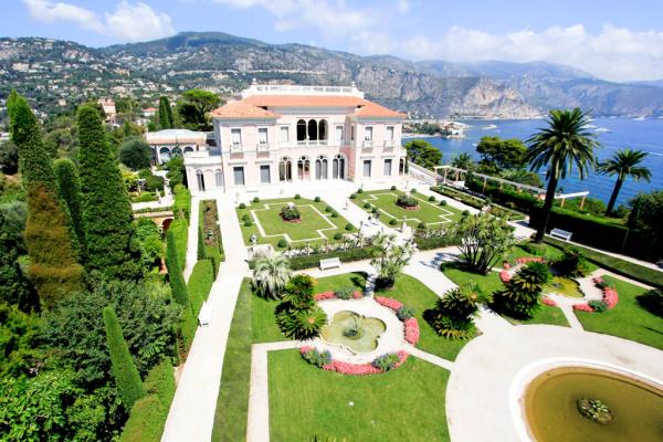 La magnifique Villa Ephrussi, dans un style de palais italien Renaissance. Au premier plan, ses jardins à la française. © Pierre Behar