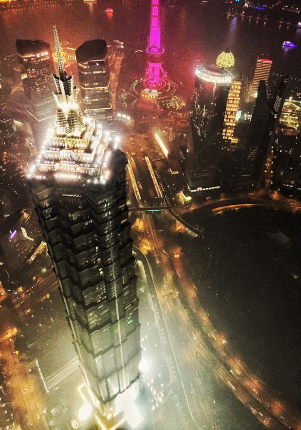 Vue vertigineuse sur la Jin Mao Tower depuis l'observatoire du Shanghai World Financial Center © Yonder.fr