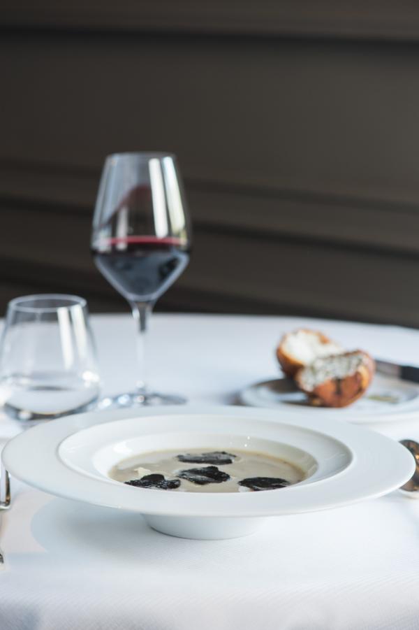 soupe d’artichaut à la truffe noire,  brioche feuilletée aux champignons et truffes © Laurence MOUTON