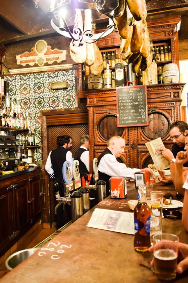 À l'intérieur du plus ancien bar à tapas de Séville, El Rinconcillo © Yonder.fr
