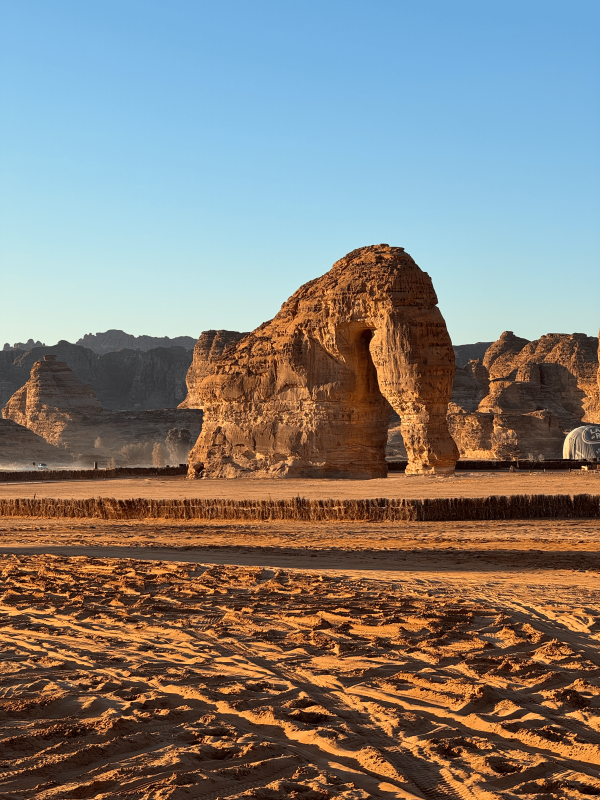 Au loin, Elephant Rock, le site d’atterrissage de ce jour-là, surgit soudain comme une sculpture monumentale oubliée par le temps © Hugues de Vaulx